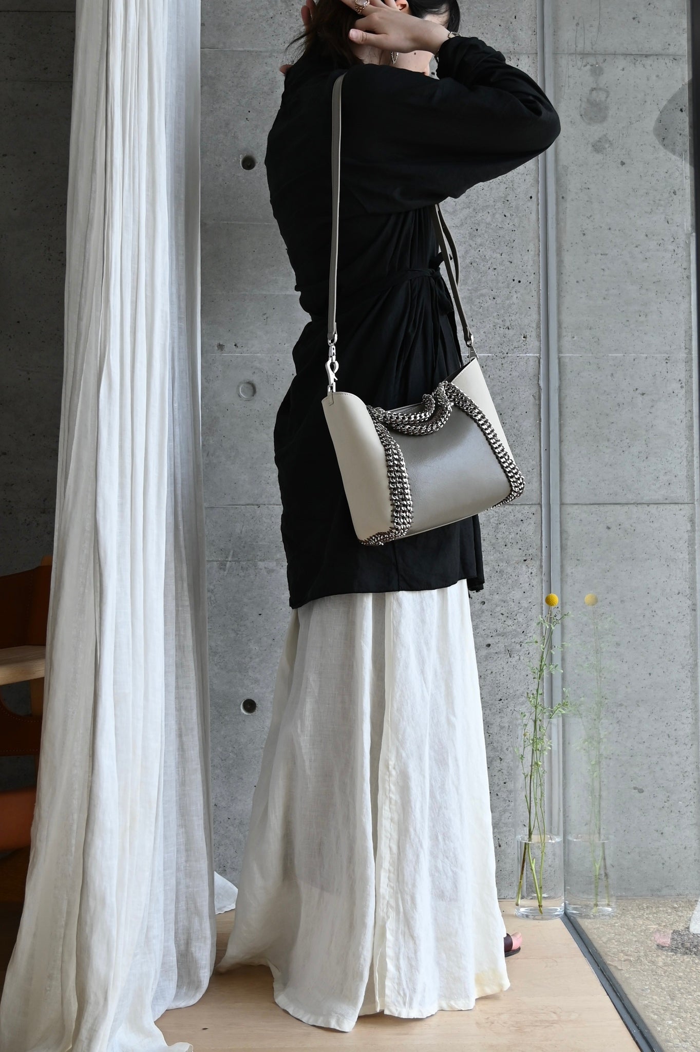 デ・クチュール/de Couture<br>2WAY チェーン レザー トートバッグ S size (ショルダー/ポーチ付)<br> Taupe / Ivory トープ/アイボリー