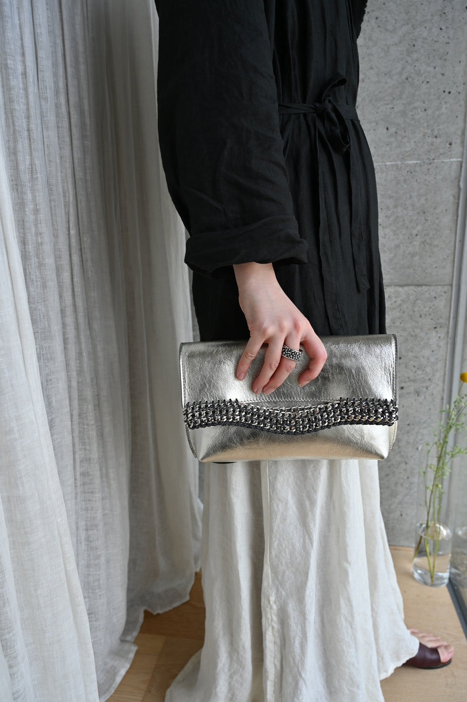 デ・クチュール/de Couture<br>クラッチバッグ（ショルダーベルト付） <br> Metalic Silver メタリックシルバー