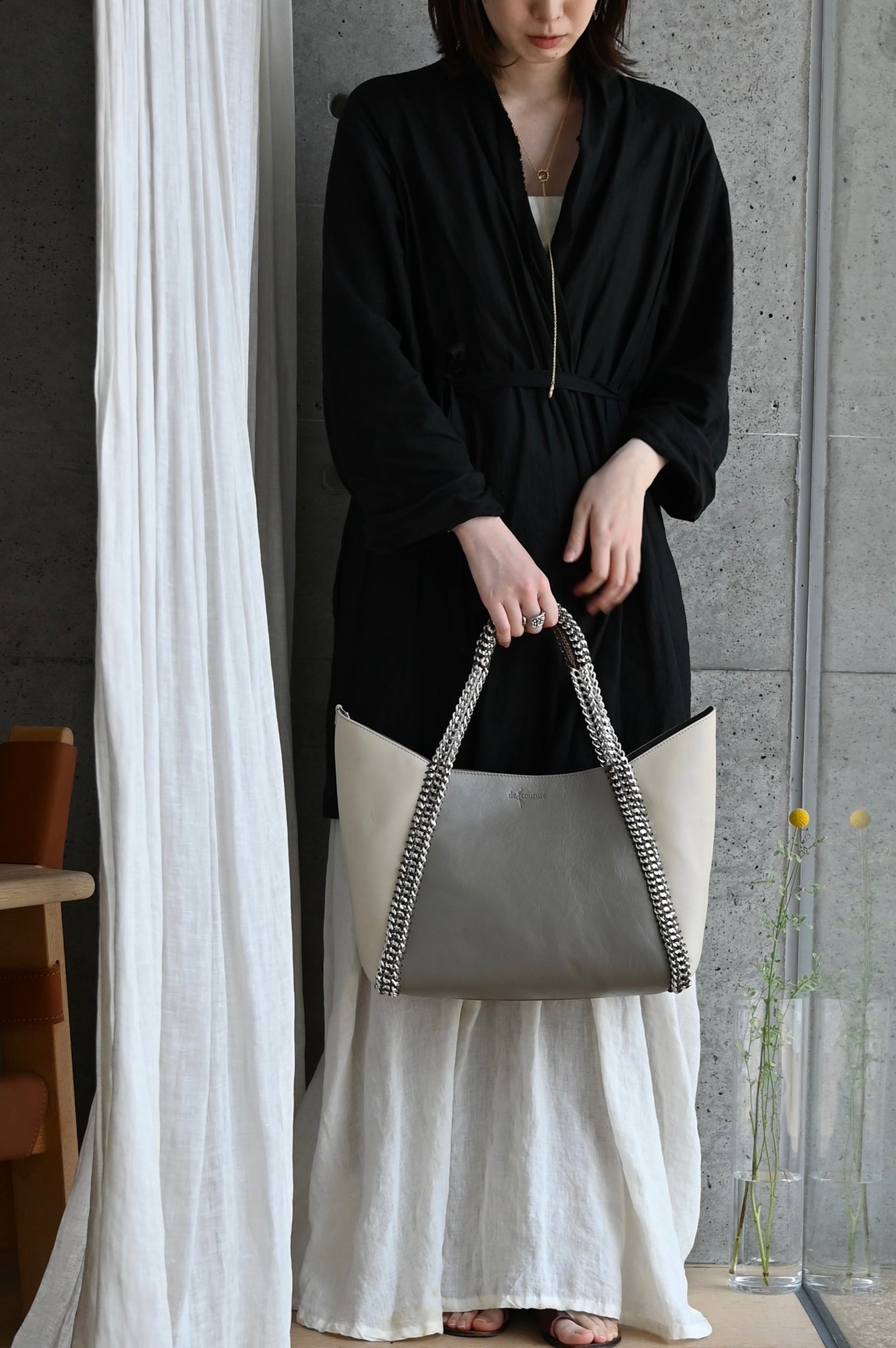 デ・クチュール/de Couture<br>チェーン レザー トートバッグ  横長M size (ポーチ付)<br> Taupe / Ivory　トープ/アイボリー