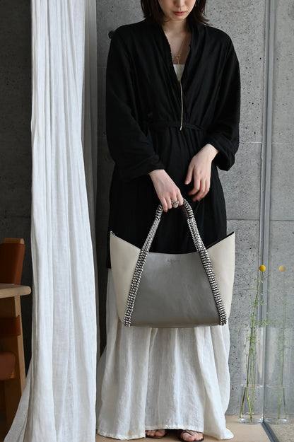 デ・クチュール/de Couture<br>チェーン レザー トートバッグ  横長M size (ポーチ付)<br> Taupe / Ivory　トープ/アイボリー