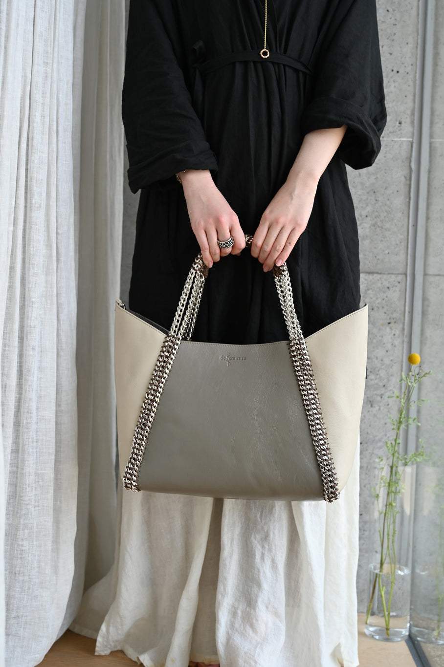 デ・クチュール/de Couture<br>チェーン レザー トートバッグ  横長M size (ポーチ付)<br> Taupe / Ivory　トープ/アイボリー
