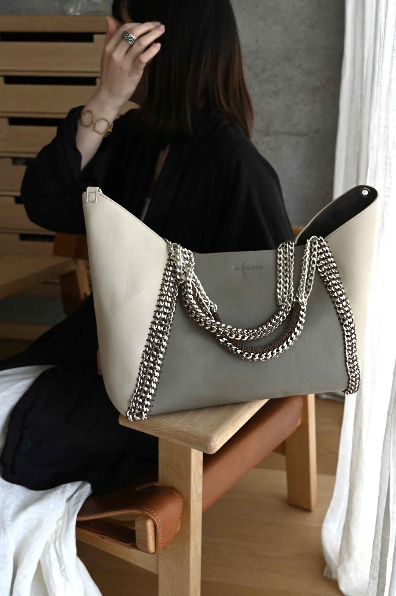 デ・クチュール/de Couture<br>チェーン レザー トートバッグ  横長M size (ポーチ付)<br> Taupe / Ivory　トープ/アイボリー