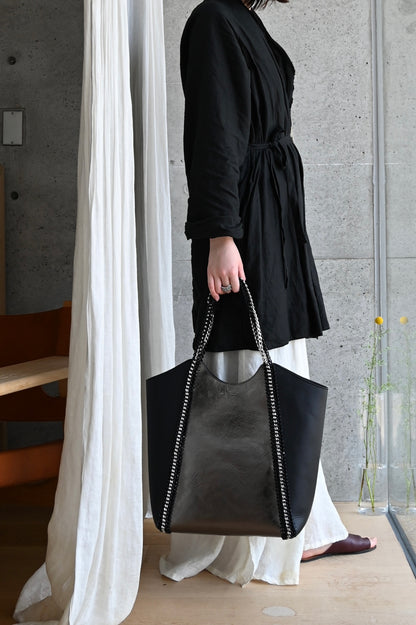 デ・クチュール/de Couture<br>チェーン レザー トートバッグ  LL size (ポーチ付)<br>Metallic Black / Black メタリックブラック/ブラック