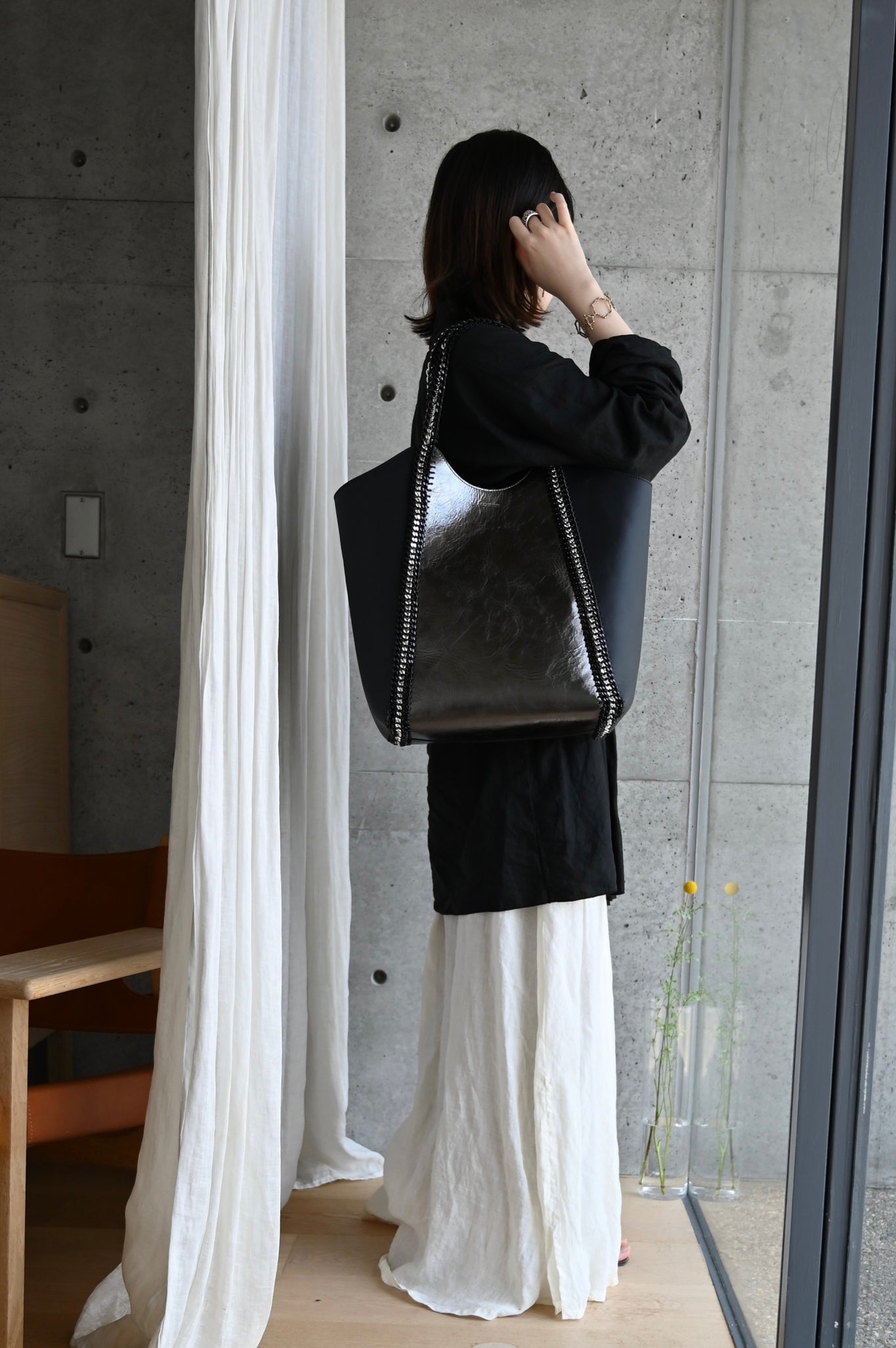 デ・クチュール/de Couture<br>チェーン レザー トートバッグ  LL size (ポーチ付)<br>Metallic Black / Black メタリックブラック/ブラック