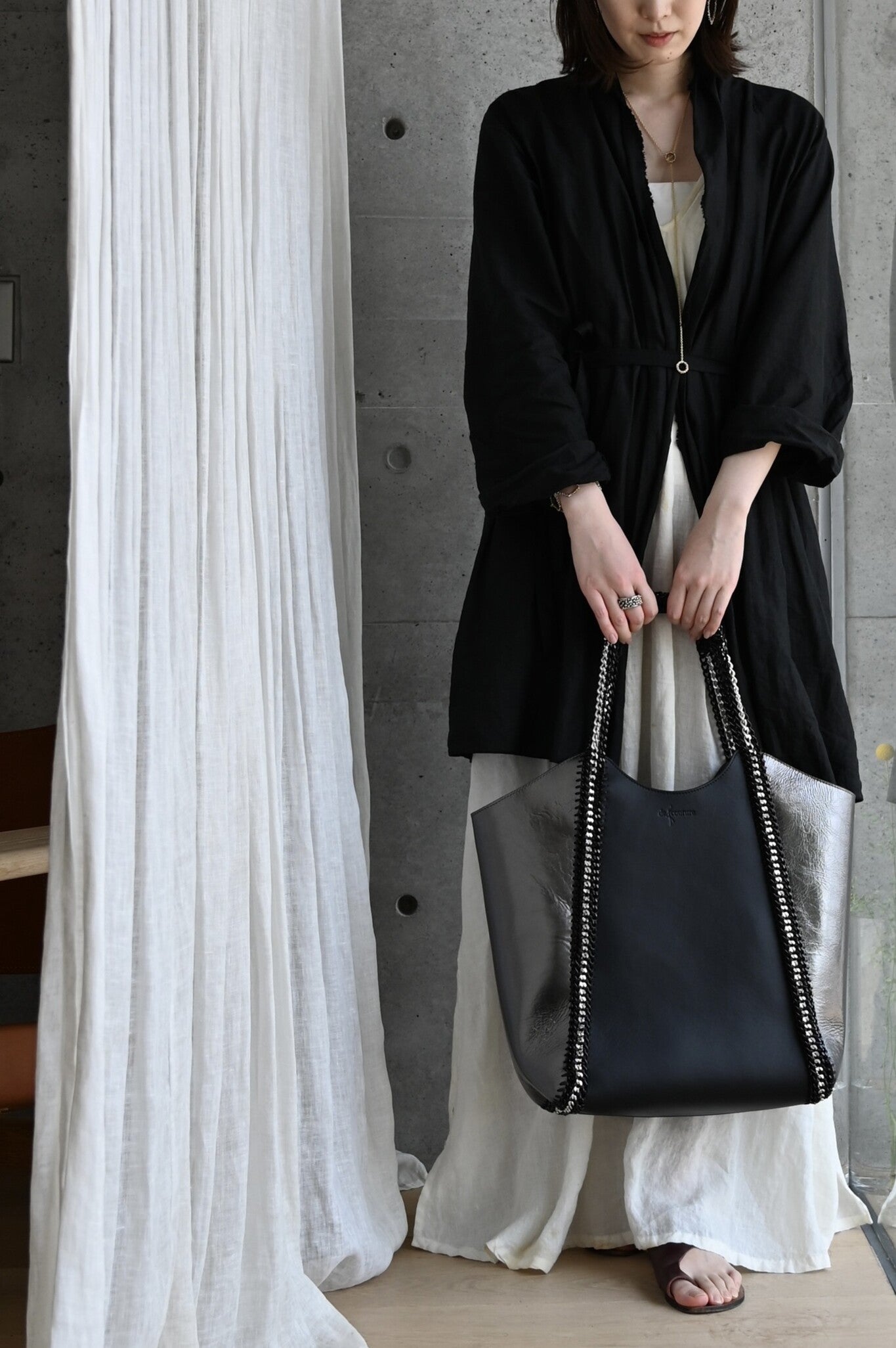 デ・クチュール/de Couture<br>チェーン レザー トートバッグ  LL size (ポーチ付)<br>Black / Metallic Black ブラック/メタリックブラック