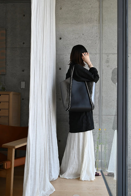 デ・クチュール/de Couture<br>チェーン レザー トートバッグ  LL size (ポーチ付)<br>Black / Metallic Black ブラック/メタリックブラック