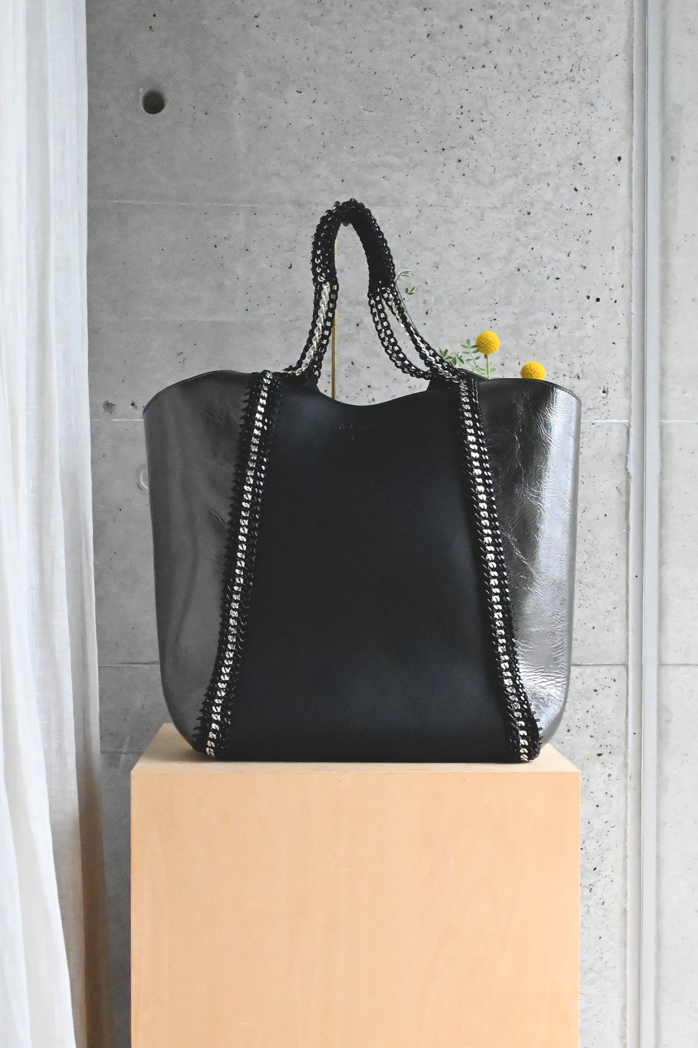 デ・クチュール/de Couture<br>チェーン レザー トートバッグ  LL size (ポーチ付)<br>Black / Metallic Black ブラック/メタリックブラック