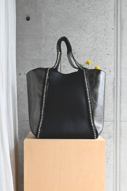 デ・クチュール/de Couture<br>チェーン レザー トートバッグ  LL size (ポーチ付)<br>Black / Metallic Black ブラック/メタリックブラック