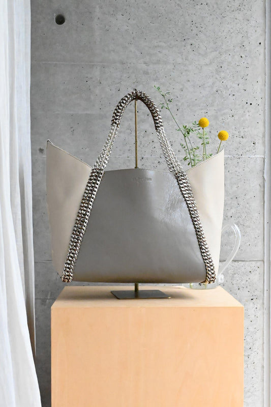 デ・クチュール/de Couture<br>チェーン レザー トートバッグ  横長M size (ポーチ付)<br> Taupe / Ivory　トープ/アイボリー