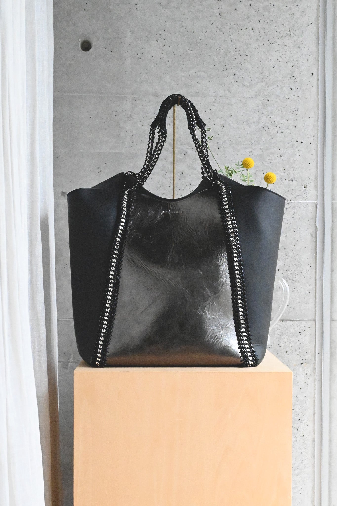 デ・クチュール/de Couture<br>チェーン レザー トートバッグ  LL size (ポーチ付)<br>Metallic Black / Black メタリックブラック/ブラック