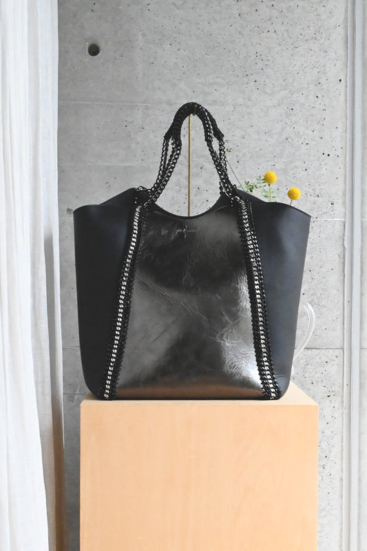 デ・クチュール/de Couture<br>チェーン レザー トートバッグ  LL size (ポーチ付)<br>Metallic Black / Black メタリックブラック/ブラック