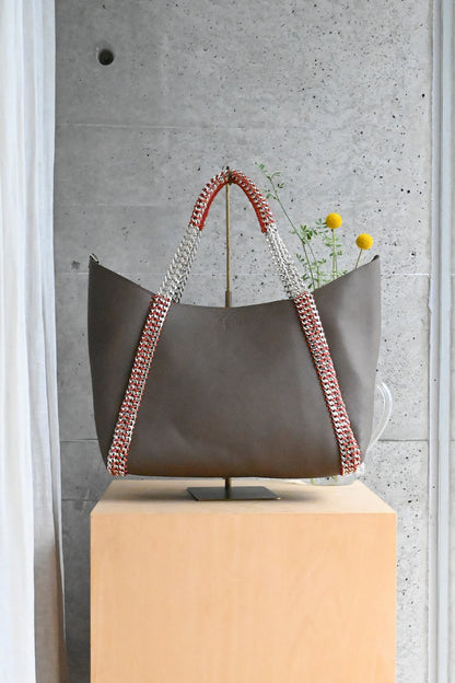 デ・クチュール/de Couture<br>チェーン レザー トートバッグ  横長M size (ポーチ付)<br> Dark Greige　ダークグレージュ