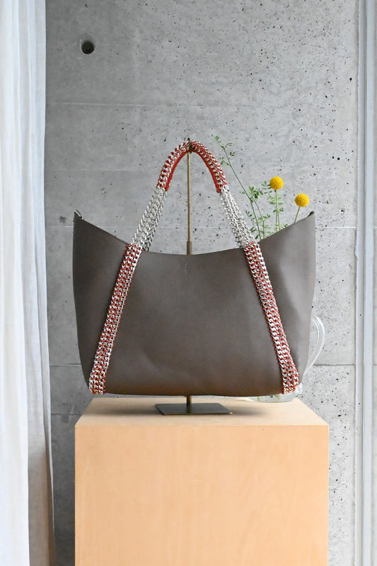 デ・クチュール/de Couture<br>チェーン レザー トートバッグ  横長M size (ポーチ付)<br> Dark Greige　ダークグレージュ