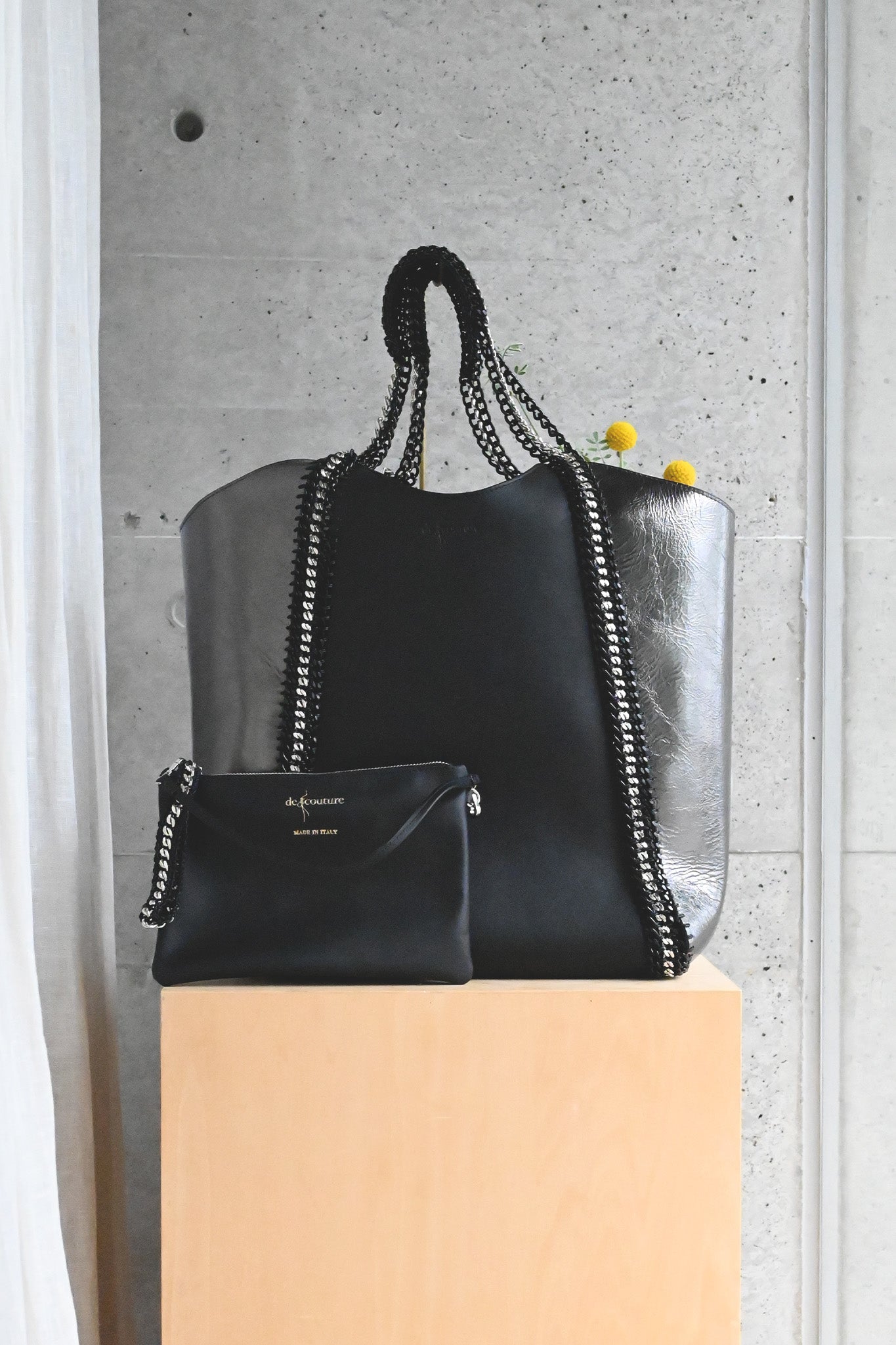 デ・クチュール/de Couture<br>チェーン レザー トートバッグ  LL size (ポーチ付)<br>Black / Metallic Black ブラック/メタリックブラック