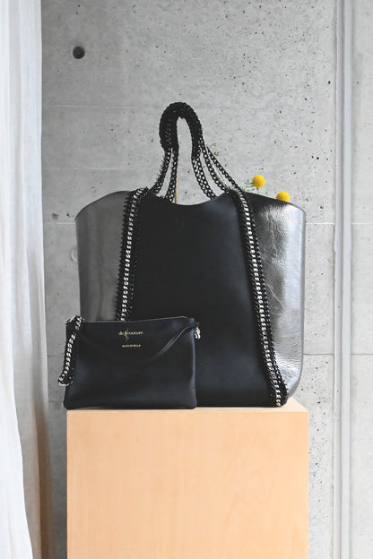デ・クチュール/de Couture<br>チェーン レザー トートバッグ  LL size (ポーチ付)<br>Black / Metallic Black ブラック/メタリックブラック