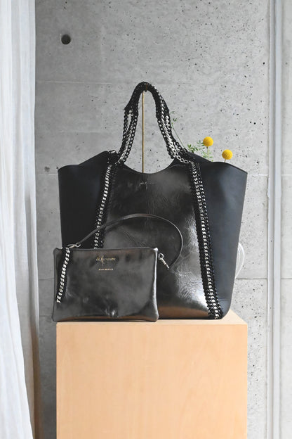 デ・クチュール/de Couture<br>チェーン レザー トートバッグ  LL size (ポーチ付)<br>Metallic Black / Black メタリックブラック/ブラック