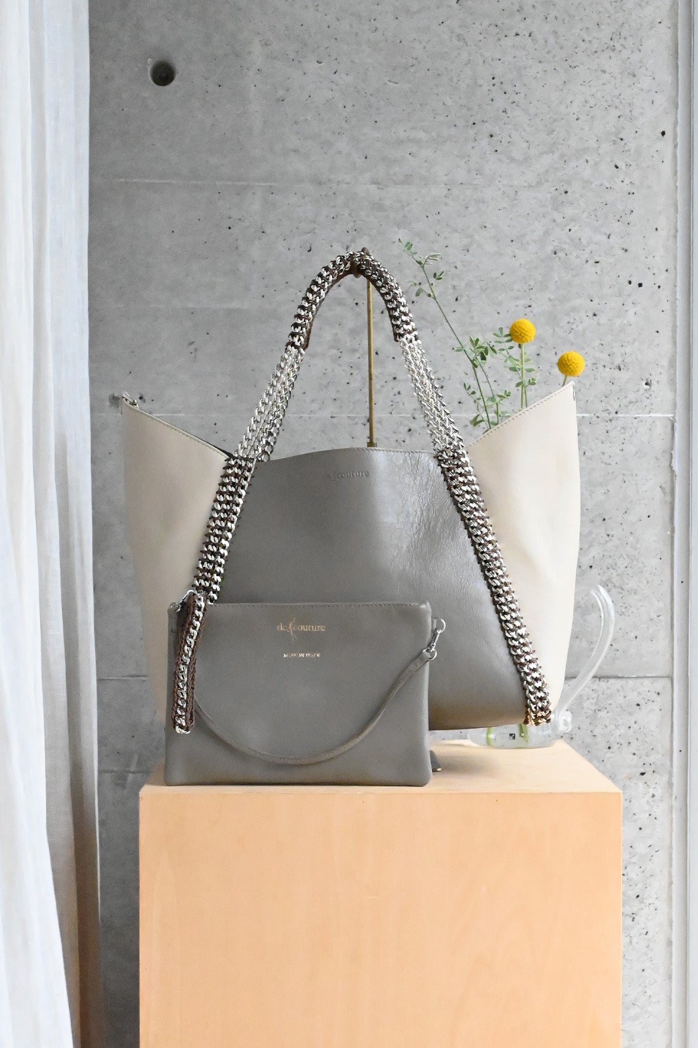 デ・クチュール/de Couture<br>チェーン レザー トートバッグ  横長M size (ポーチ付)<br> Taupe / Ivory　トープ/アイボリー