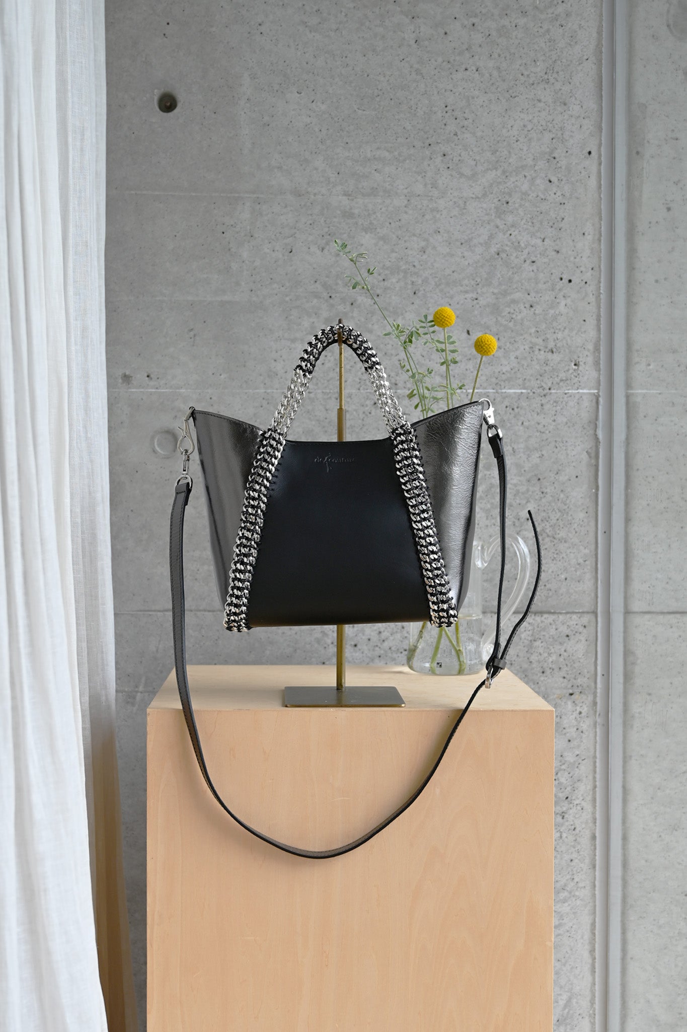 デ・クチュール/de Couture<br>2WAY チェーン レザー トートバッグ S size (ショルダー/ポーチ付)<br> Black /Metalic Brack ブラック/メタリックブラック （チェーン：シルバーカラー）