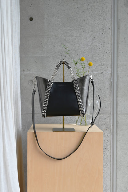 デ・クチュール/de Couture<br>2WAY チェーン レザー トートバッグ S size (ショルダー/ポーチ付)<br> Black /Metalic Brack ブラック/メタリックブラック （チェーン：シルバーカラー）