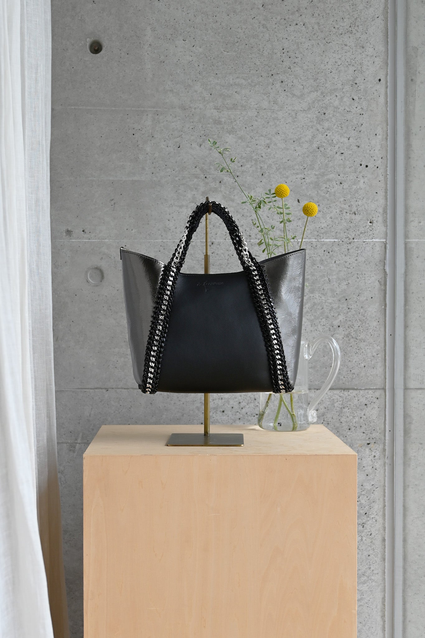 デ・クチュール/de Couture<br>2WAY チェーン レザー トートバッグ S size (ショルダー/ポーチ付)<br> Black /Metalic Brack ブラック/メタリックブラック（チェーン：ブラック）