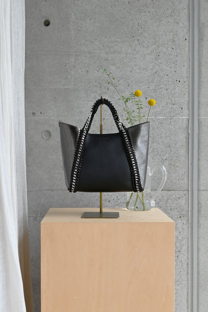 デ・クチュール/de Couture<br>2WAY チェーン レザー トートバッグ S size (ショルダー/ポーチ付)<br> Black /Metalic Brack ブラック/メタリックブラック（チェーン：ブラック）
