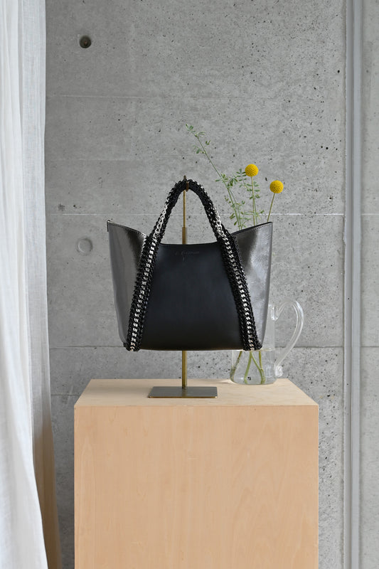 デ・クチュール/de Couture<br>2WAY チェーン レザー トートバッグ S size (ショルダー/ポーチ付)<br> Black /Metalic Brack ブラック/メタリックブラック（チェーン：ブラック）