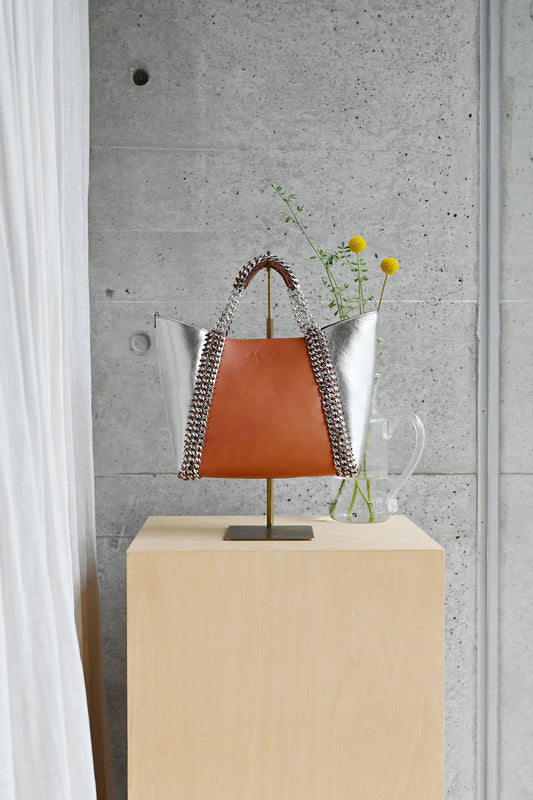デ・クチュール/de Couture<br>2WAY チェーン レザー トートバッグ S size (ショルダー/ポーチ付)<br>  Rusty / Metalic Silver  ラスティ/メタリックシルバー
