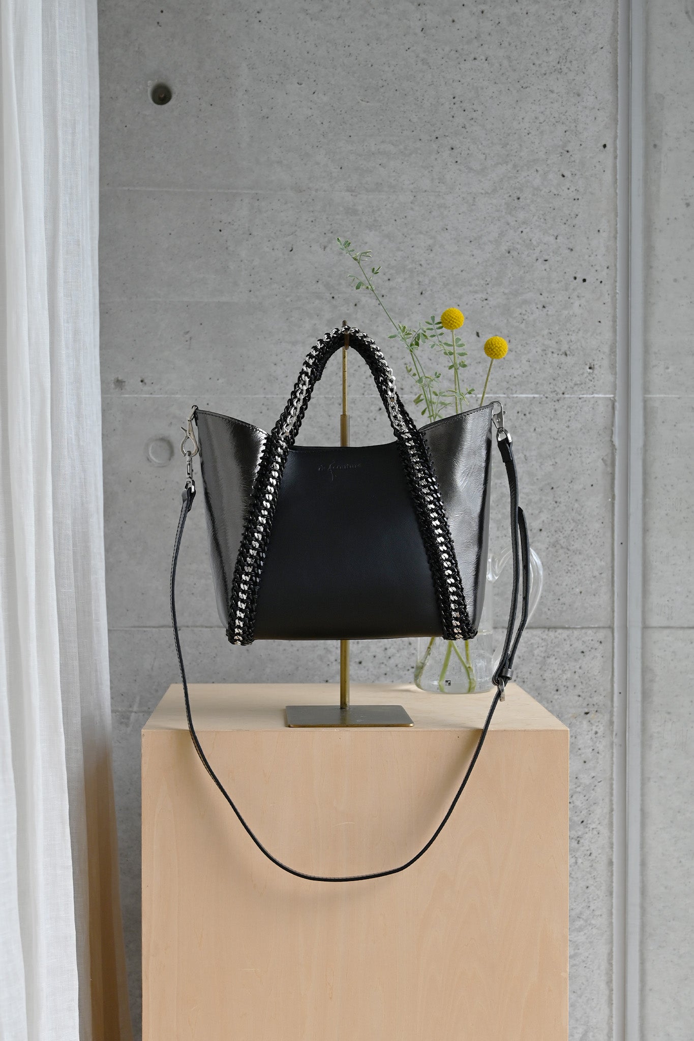 デ・クチュール/de Couture<br>2WAY チェーン レザー トートバッグ S size (ショルダー/ポーチ付)<br> Black /Metalic Brack ブラック/メタリックブラック（チェーン：ブラック）