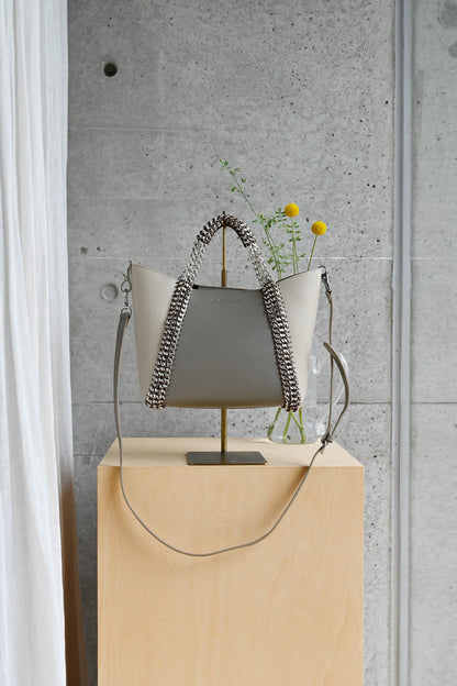 デ・クチュール/de Couture<br>2WAY チェーン レザー トートバッグ S size (ショルダー/ポーチ付)<br> Taupe / Ivory トープ/アイボリー