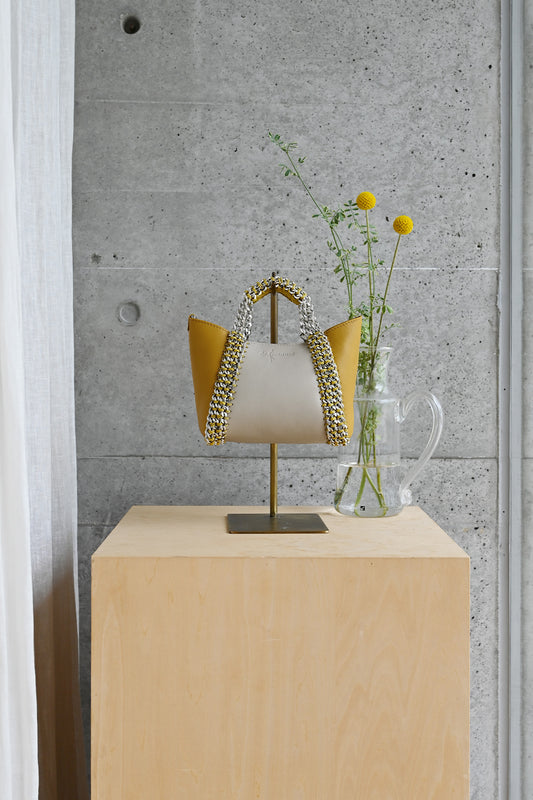 デ・クチュール/de Couture<br>2WAY チェーン レザー トートバッグ SSサイズ (ショルダーベルト付)<br>Ivory / Amber アイボリー/アンバー