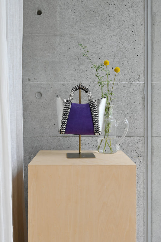 デ・クチュール/de Couture<br>2WAY チェーン レザー トートバッグ SSサイズ (ショルダーベルト付)<br>Violet Swede/Metalic Silver バイオレットスエード/メタリックシルバー