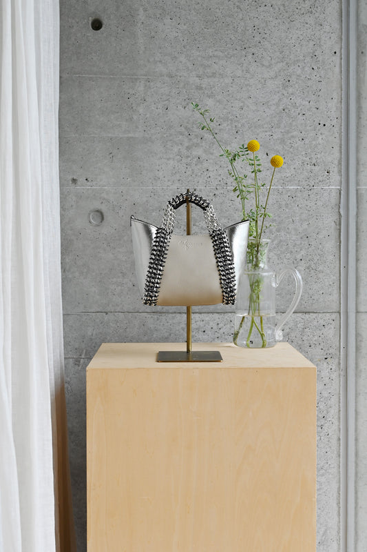 デ・クチュール/de Couture<br>2WAY チェーン レザー トートバッグ SSサイズ (ショルダーベルト付)<br>Ivory / Metalic Silver アイボリー/メタリックシルバー